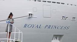 Kate contempla el 'Royal Princess'. /AFP
