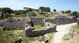 Murallas y bastión en el lado nordeste de Troya.