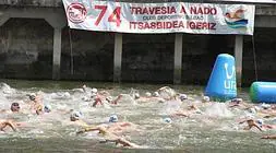 Los participantes, en aguas de la ría.