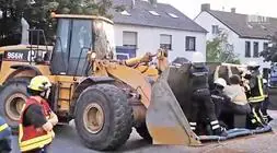 El hombre es transladado con la pala de un 'bulldozer'./ Bild.tv
