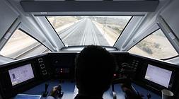 Un maquinista lleva un AVE. /Reuters