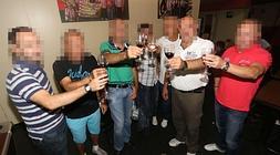 Ertzainas que acuden a la celebración cada 31 de agosto brindan para recordar que sobrevivieron al atentado./ Luis Calabor