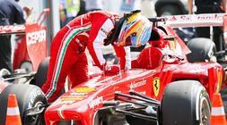 Alonso coloca el volante de su Ferrari tras la clasificación desilusionado por su quinta plaza.