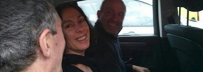 Inés del Río en el coche en el que fue recogida por amigos y familiares tras su salida de la cárcel de La Coruña. / Twitter | Europa Press