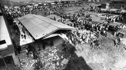 Vista del colegio poco después de la explosión que mató a 52 personas.