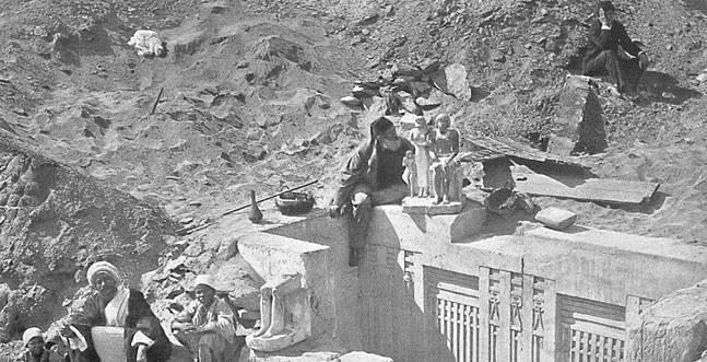 Mariette, en el centro, en una excavación en Saqqara en 1878.