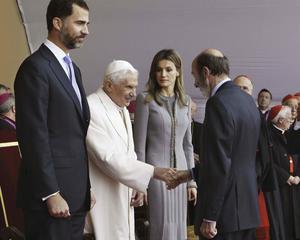 Rubalcaba saluda a Benedicto XVI en 2010, en presencia de los Príncipes de Asturias./ Reuters
