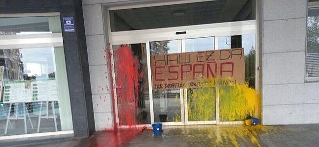 Así quedó la entrada del Ayuntamiento de Basauri. / Leire Pérez | Los autores del ataque lo grabaron y lo difundieron en Internet. / Youtube