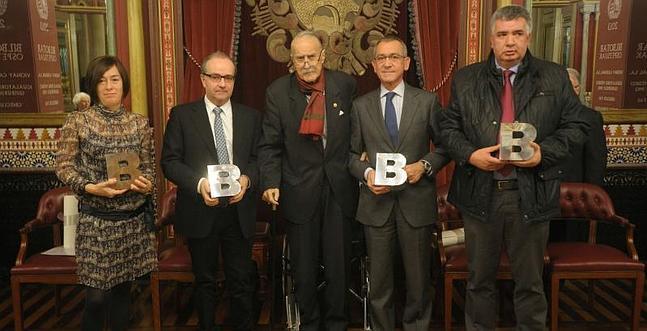 Azkuna, con los premiados./ B. Agudo | Vídeo: V. Melchor / P. Del Caño
