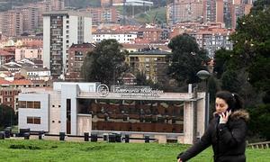 El último crematorio en inaugurarse en Bizkaia fue el de la plaza del Gas, cuya apertura desató las iras de los vecinos./ Jordi Alemany