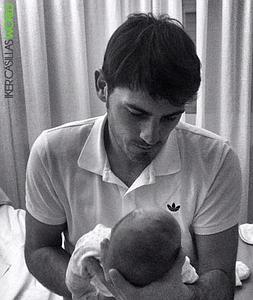 Casillas, con su bebé en brazos. / Iker Casillas World