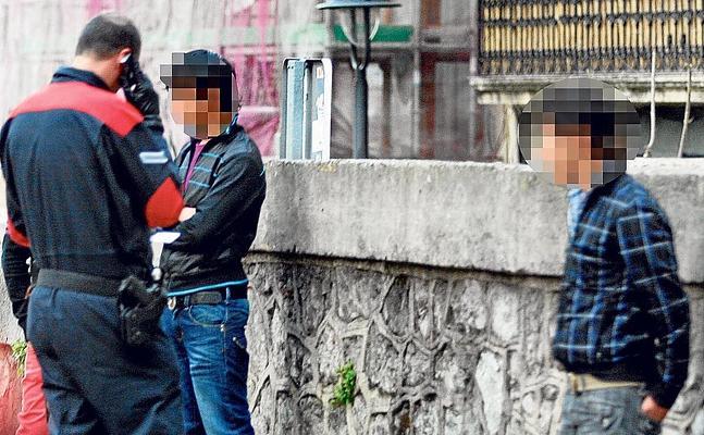 Un ertzaina identifica a dos jóvenes en el marco de un dispositivo contra los robos. / Luis Calabor