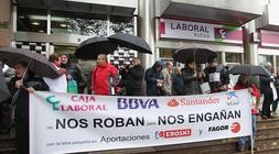 Afectados se manifestaban el pasado noviembre frente a la Caja Laboral de Gran Vía./ Telepress