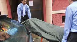 Los forenses retiran el cuerpo de la vivienda./ Luis Calabor