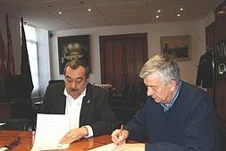 Firma del convenio de colaboración entre Fernando Campo y Carlos Castañeda. /E. C.