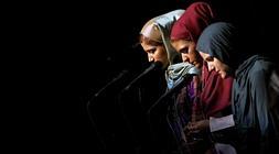El coro femenino del musical "En los últimos días de marzo", en el que, por primera vez en 35 años, se escucha a una mujer en Irán cantar solos. / EFE