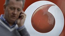 Un hombre habla por su teléfono movil./ Reuters