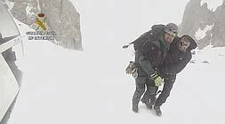 El montañero sufría heridas en una pierna tras precipitarse por una pared de 'La Canalona' en Picos de Europa./ EFE