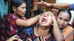 Una mujer llora a una de las víctimas de Bangladesh./ AFP