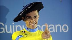 Contador celebra la victoria en el podium./ Afp