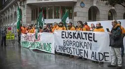 Trabajadores manifestándose el pasado 14 de abril frente a las oficinas de Kutxabank en Bilbao./ Efe