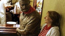 Estatua de Hemingway en el Café Iruña de Pamplona.