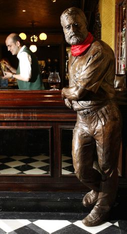 CON 'FUNDADOR'. La estatua en el Iruña sorprende al turista. / REPORTAJE FOTOGRÁFICO: LUIS ÁNGEL GÓMEZ