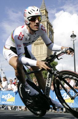 IMPARABLE. Cancellara traza una de las curvas. / EFE