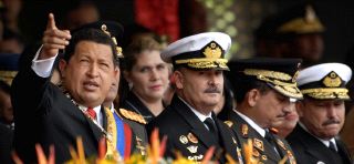 El presidente Chávez junto a los mandos militares en el Día de la Independencia de Venezuela. /ap