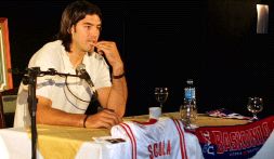 AGRADECIDO. Scola habló sobre su camiseta de la NBA y la bufanda del Baskonia. / DIARIO OLÉ