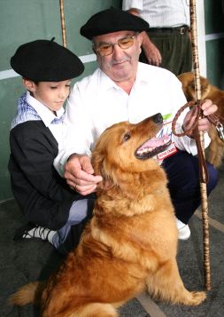 RAZA. Bengoetxea, con su nieto y su perro 'Lagun'. / M. SALGUERO
