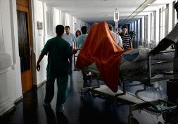 A OSCURAS. La avería interrumpió la actividad cotidiana en lugares como el Hospital Clínic. / FOTOS: EFE Y ELENA CARRERA