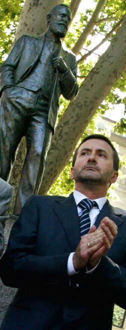 ANIVERSARIO. Imaz, ante la estatua de Sabino Arana. / F. GÓMEZ