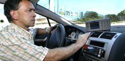 NOVEDAD. Un taxista de la parada de Rekalde muestra el aparato GPS que le acaban de instalar en su vehículo. / FOTOS: PEDRO URRESTI