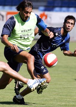 Raúl Sánchez intenta superar a Garro en una prueba. / N. GONZÁLEZ