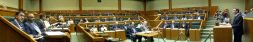 SIN AUSENCIAS. El Pleno del Parlamento vasco al completo atiende el discurso de Juan José Ibarretxe, con los dirigentes del grupo socialista Patxi López y José Antonio Pastor en primer plano. / FOTOS:  IOSU ONANDIA E IGOR AIZPURU