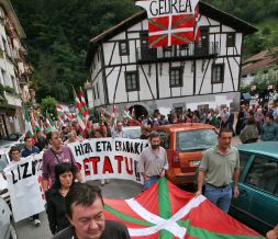 La manifestación partió junto al Ayuntamiento. / LOBO ALTUNA