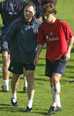 CON LA CANTERA. Joaquín Caparrós alecciona a Aitor Ramos en Lezama. / FERNANDO GÓMEZ