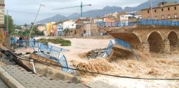 BENIARBEIG. La fuerza de la riada destrozó un puente y se lo llevó aguas abajo. / ALEX MCCLURE