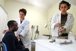 SANIDAD. Dos doctoras atienden a un inmigrante en un centro de salud. / EL CORREO