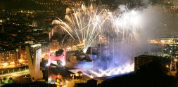 ESPECTÁCULO. La gran arcada roja del puente de la Salve, iluminada por la explosión de fuegos artificiales que envuelve el Guggenheim. / FOTOS: IGNACIO PÉREZ, FERNANDO GÓMEZ Y BORJA AGUDO