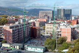 DESNIVEL. Vista desde el parque de Etxebarria de los pisos construidos en la Plaza del Gas. / EL CORREO