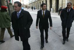 Enrique Pérez, Ortiz de Zárate y Benito Martínez, acceden ayer al Palacio de la Provincia. / I. AIZPURU