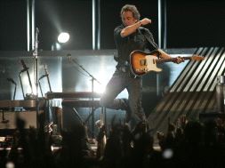 UN ANIMAL DE ESCENARIO. El Boss, entregado durante el concierto que ofreció anoche en Madrid. / IGNACIO GIL