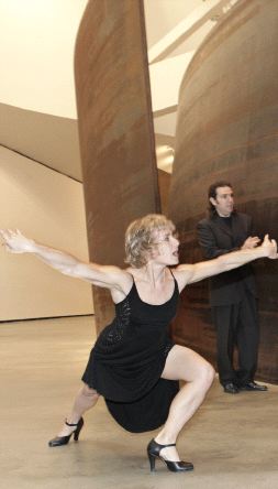 Sol Picó baila ante una escultura de Serra en el Guggenheim. / EFE