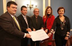 Las instituciones pactan que los servicios sociales sean iguales en todo Euskadi