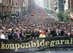 MASIVA. La marcha recorrió las calles de Bilbao en abril de 2006. / EL CORREO