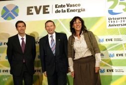 José Ignacio Hormaeche junto a Juan José Ibarretxe y la consejera de Industria, Ana Aguirre. / TELEPRESS