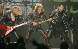MUCHO CUERO. Tres de los miembros originales de Judas Priest: los dos guitarras, K. K. Downing y Glenn Tipton, en pose heavy junto al cantante y líder, Rob Halford.
