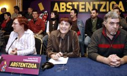 COMPARECENCIA. Representantes de ANV, durante su rueda de prensa de ayer en Pamplona.. / EFE